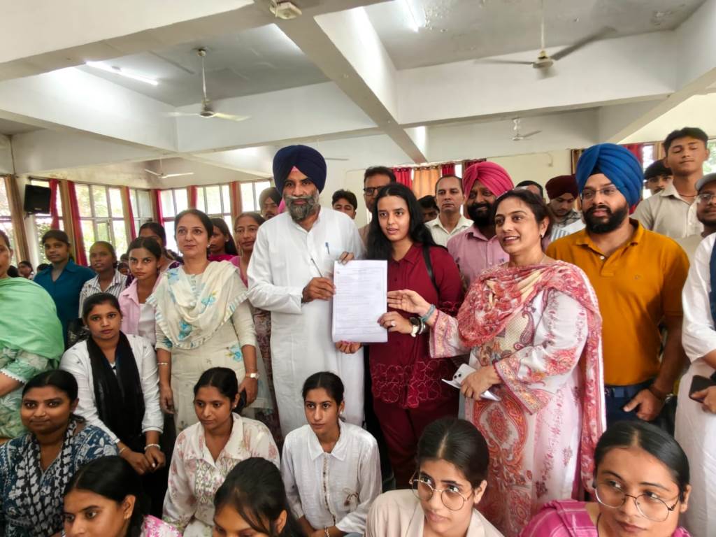 ਐਸਐਮਐਚਐਸ ਸਰਕਾਰੀ ਕਾਲਜ ਮੋਹਾਲੀ ਵਿਖੇ ਵੋਟਰ ਰਜਿਸਟ੍ਰੇਸ਼ਨ ਕੈਂਪ ਦਾ ਆਯੋਜਨ